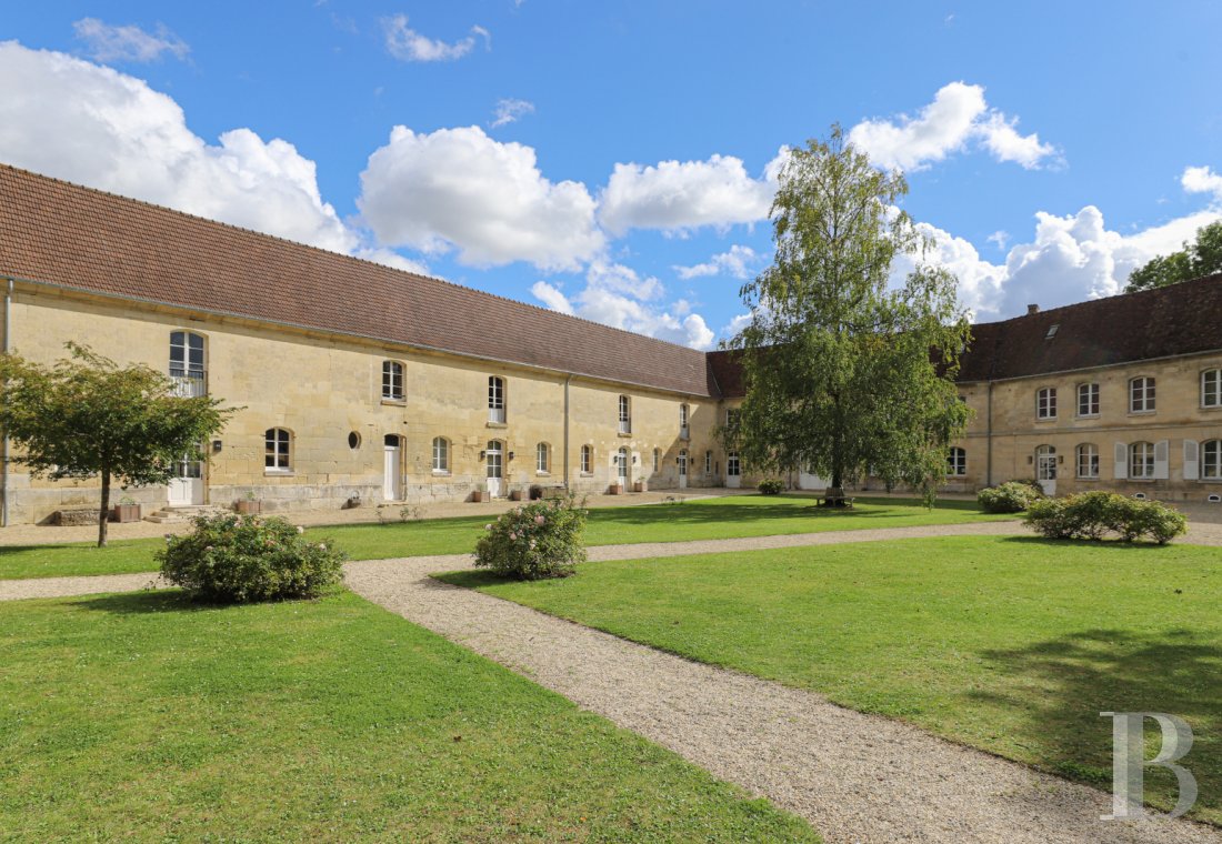 Dans l’Oise, près de Senlis, un vaste corps de ferme du 18e siècle et son pigeonnier transformés en hôtel  - photo  n°1